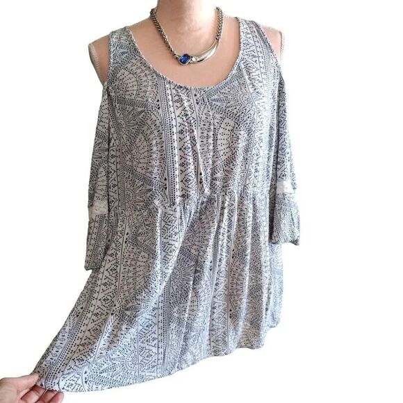Torrid Ivory Blue Geo Dot Cold Shoulder Bell Sleeves Blouse Plussize 1X - Picture 6 of 16
